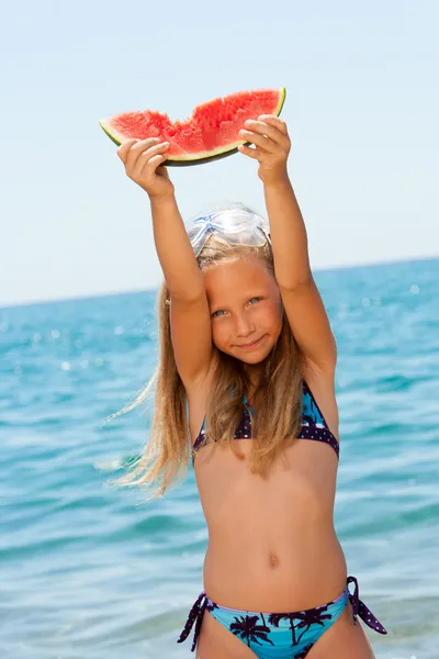 Menina bonito segurando pedaço de melancia . — Fotografia de Stock
