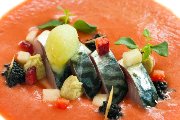 Peixes de sarda com molho de frutos do mar laranja . — Fotografia de Stock