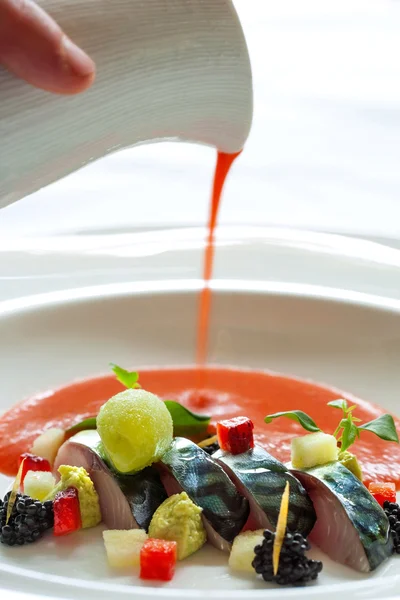 Poisson maquereau avec vinaigrette de fruits de mer . — Photo