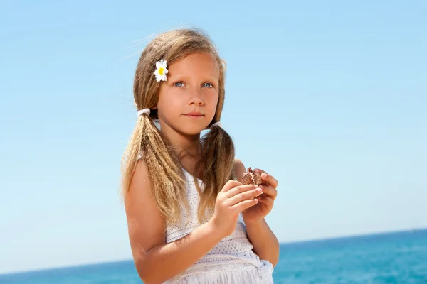 Portret słodka dziewczyna w białej sukni — Zdjęcie stockowe