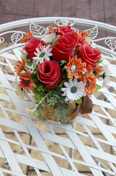 Košík s květinami — Stock fotografie