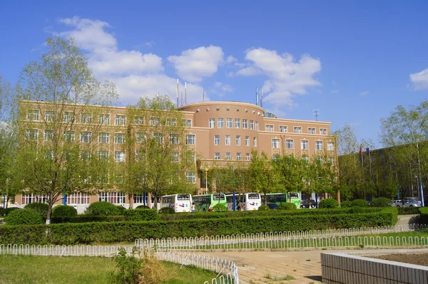 Główny budynek Uniwersytetu heihe w maju — Zdjęcie stockowe