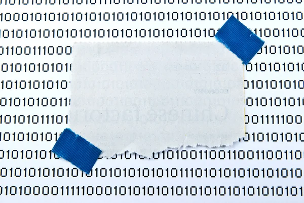 Slet papper märka på binär kod — Stockfoto