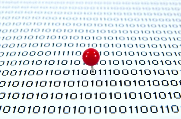 Röd kartnål på binär kod — Stockfoto