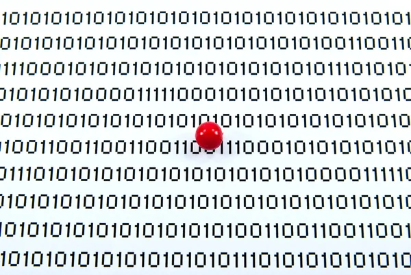 红色图钉上的二进制代码 — 图库照片