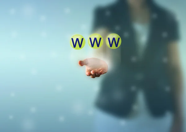 Zakelijke vrouw hand en www woorden in groene kristallen bol weergeven — Stockfoto