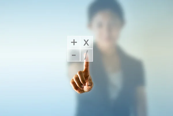 Affärskvinna som att trycka på virtuell matematik symbol — Stockfoto
