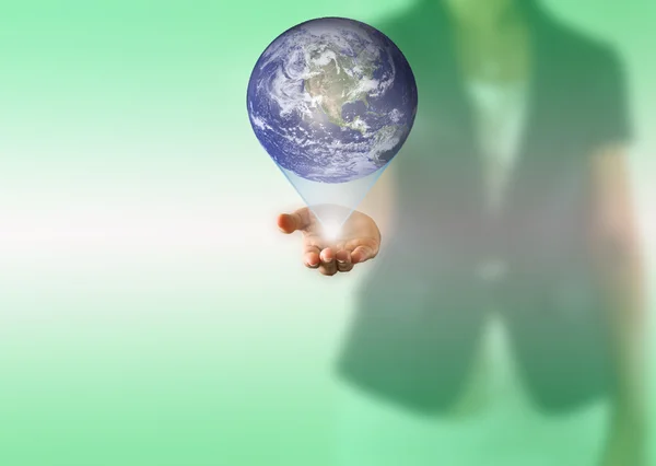 Κοντινό πλάνο πλανήτη γη με το χέρι γυναίκα των επιχειρήσεων. γη φωτογραφία από δορυφόρο της nasa. — Φωτογραφία Αρχείου