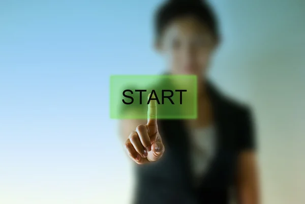 Business kvinna hand tryck på start-knappen — Stockfoto