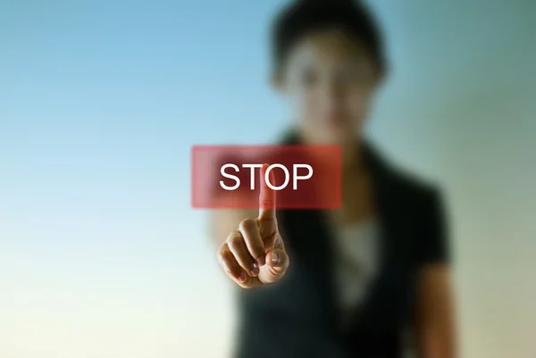 Üzleti nő kézzel nyomja meg a stop gombot — Stock Fotó
