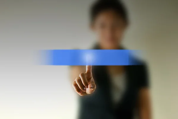 Деловая женщина нажимает синюю кнопку — стоковое фото