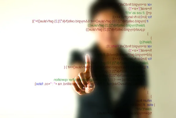 Programlama komut dosyası işaret eden bir iş kadını — Stok fotoğraf
