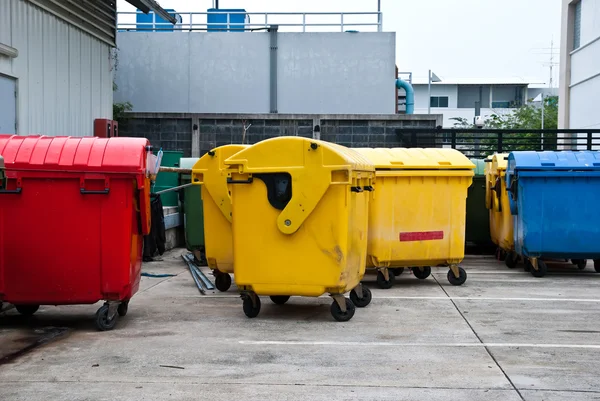 Caixas de plástico no centro de reciclagem — Fotografia de Stock