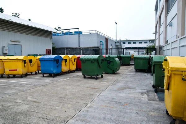 Pattumiere in plastica nel centro di riciclaggio — Foto Stock