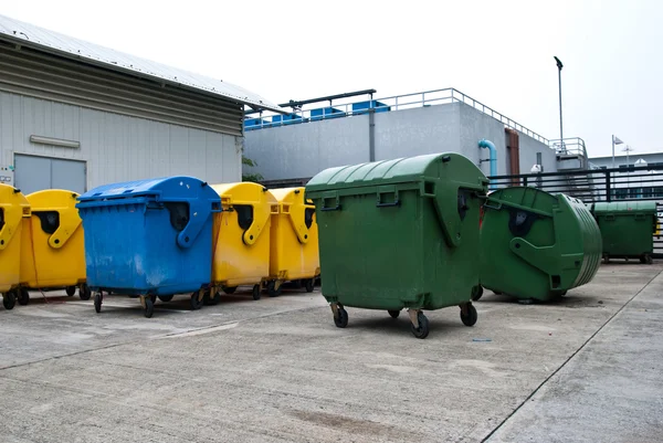 Kunststoffbehälter im Recyclingzentrum — Stockfoto