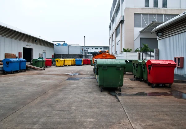 Пластиковые контейнеры в центре переработки — стоковое фото