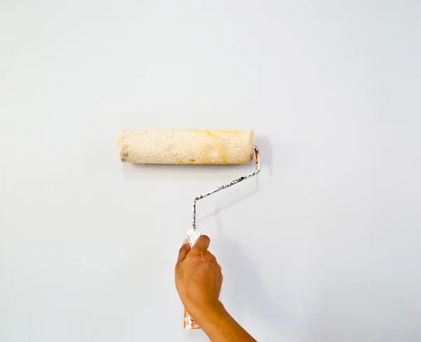 Dipingere a mano la parete con rullo — Foto Stock