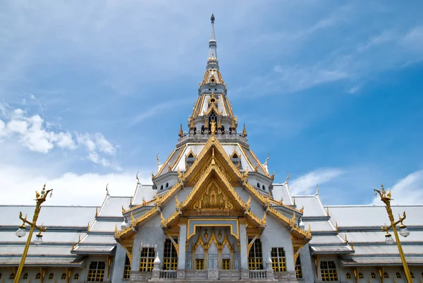Templo tailandês e céu azul agradável — Fotografia de Stock