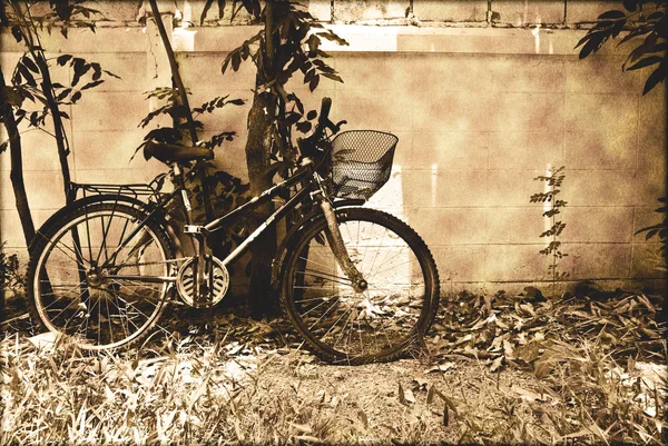 旧自行车和砖墙壁的新楼 — 图库照片