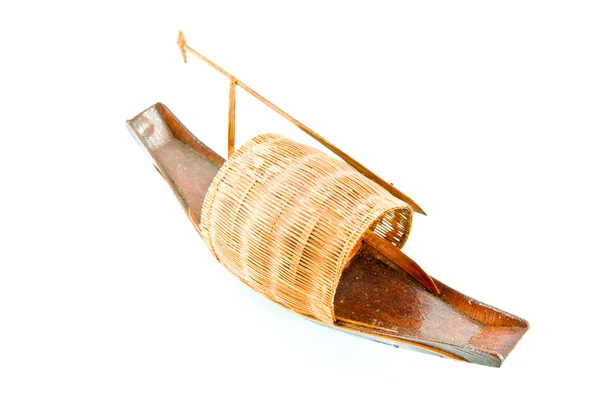Modelo de barco de madeira em um fundo branco — Fotografia de Stock