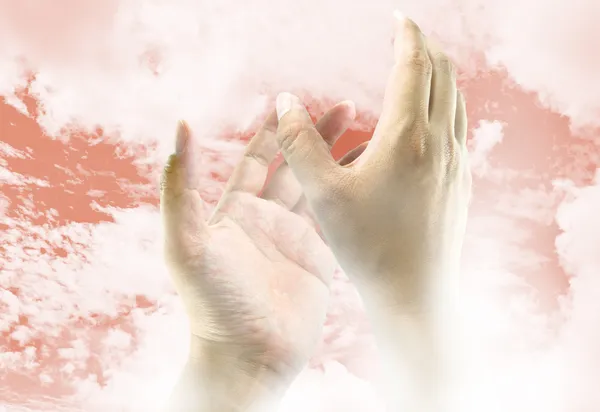 Mãos que chegam ao céu, as ideias de imagem para o conceito espiritual — Fotografia de Stock