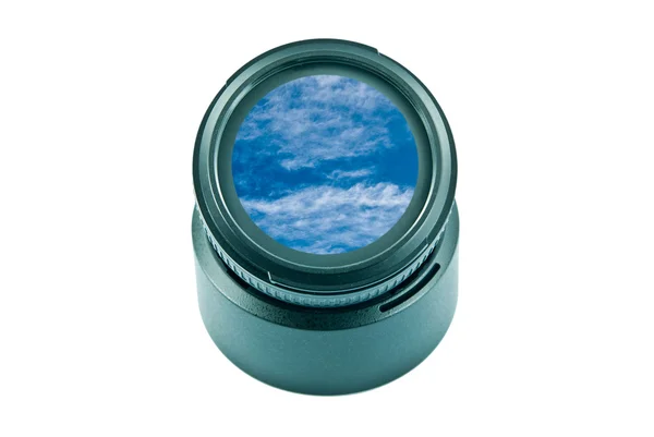 Фронтальный вид объектива камеры с небом и облаками — стоковое фото