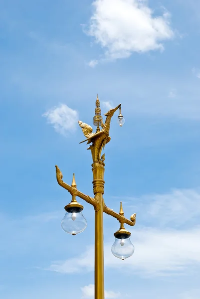 Zlatá labuť, thajském stylu světelný sloup lucernu s modrou oblohou — Stock fotografie