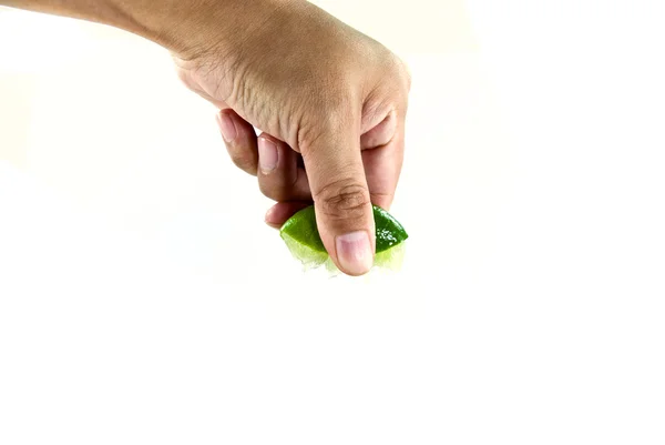 Рука стискає сік з зеленого лайма . — стокове фото