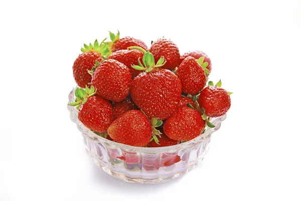 堆的草莓上白色隔离 — 图库照片
