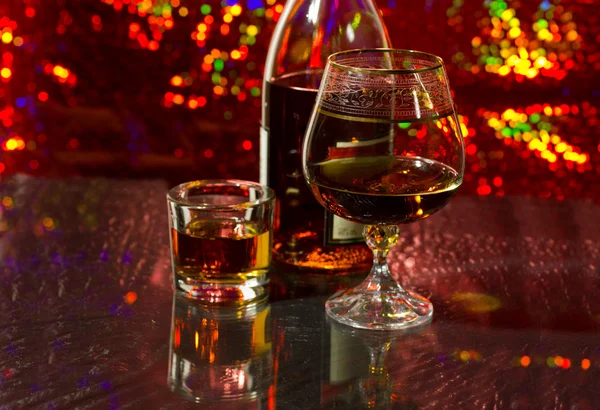 Brandy en una botella y un vaso . — Foto de Stock