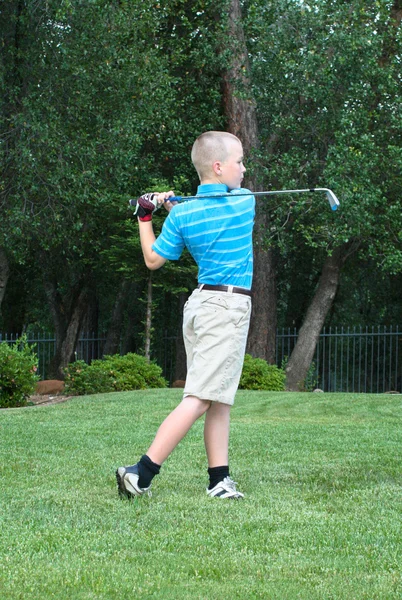 Mladý muž teen golfista s velkou tvar — Stock fotografie