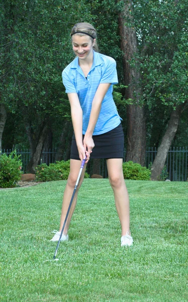 Pretty female teen golfer with extraordinary form — Stock Photo, Image