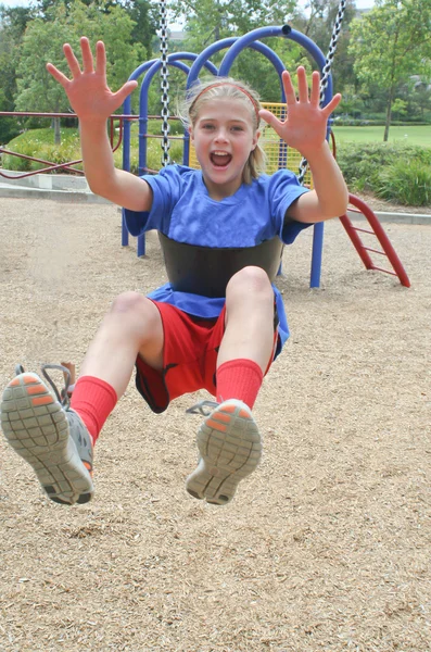 Feliz adolescente chica en swing — Foto de Stock
