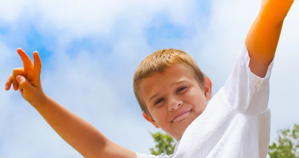 Preteen jongen met overwinning / vrede sign — Stockfoto