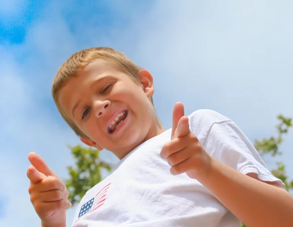 Šťastný chlapec s ukazují prstem — Stock fotografie