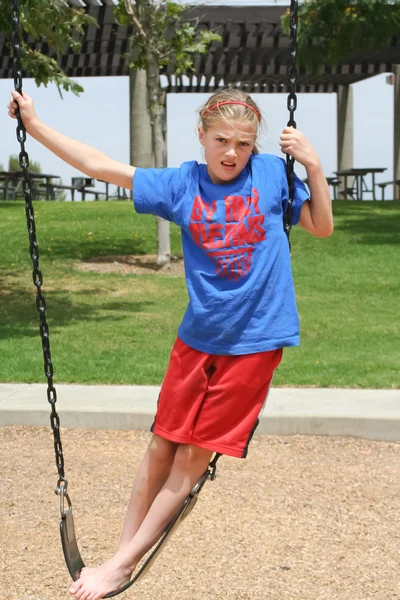 Colère adolescent fille debout sur swing — Photo