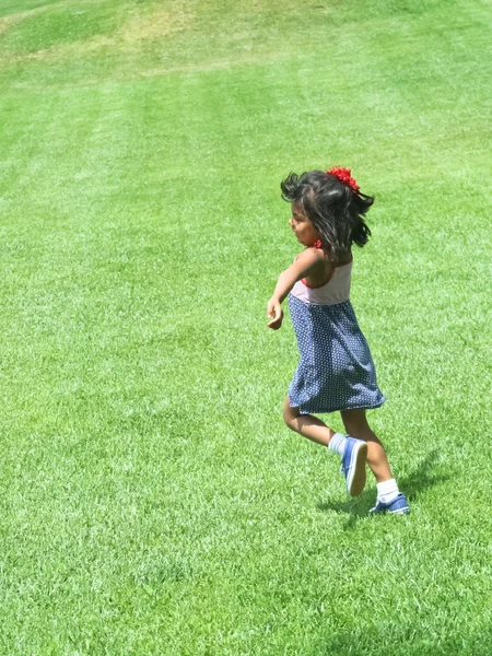 Menina hispânica feliz correndo no parque — Fotografia de Stock