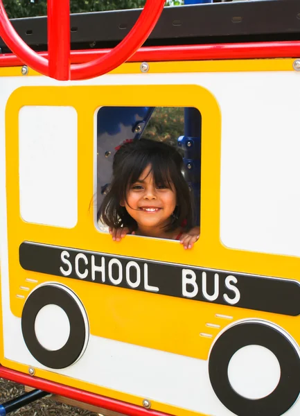 Pré-escolar hispânico em ônibus de playground Imagens De Bancos De Imagens Sem Royalties