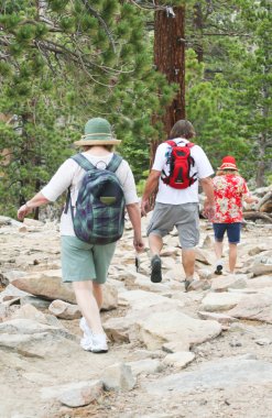 Üç boulder atlama bebek boomer yürüyüşçü