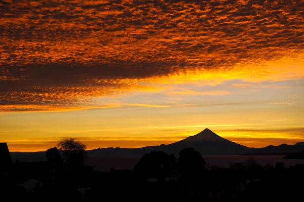 Восход солнца на вулкане — стоковое фото