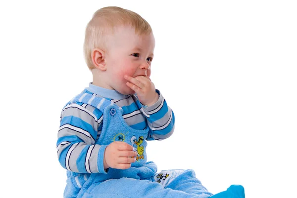 Uma criança pequena se senta e brinca — Fotografia de Stock