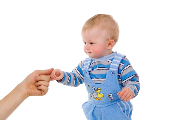 Маленького ребенка держат за руку родители — стоковое фото