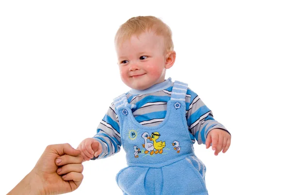 Un petit enfant est tenu par la main des parents — Photo