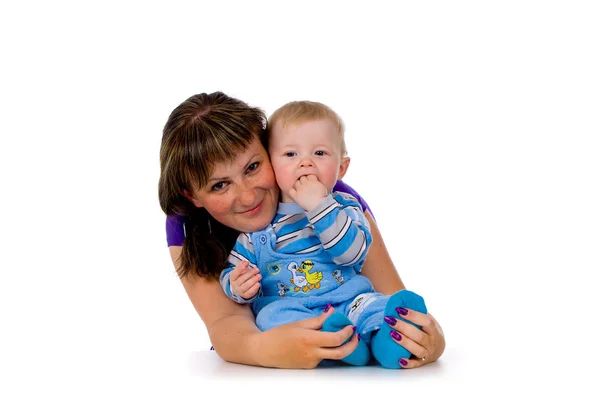 Mãe abraçando uma criança pequena — Fotografia de Stock