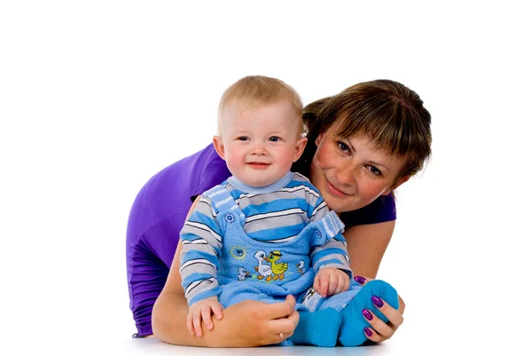 Мать обнимает маленького ребенка — стоковое фото