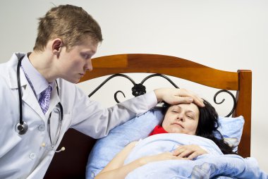 Doktor hasta muamelesi yapıyor.
