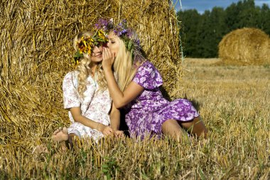 haystacks oturan mutlu kız