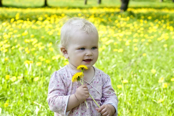 Baby op de aard van het gras — Stockfoto
