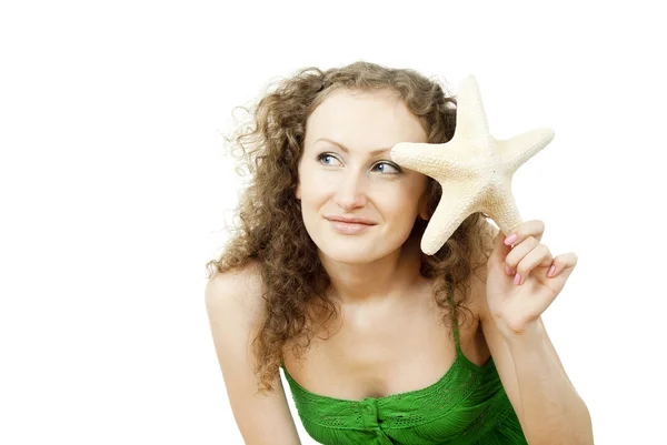 Menina de cabelos encaracolados com estrela do mar — Fotografia de Stock