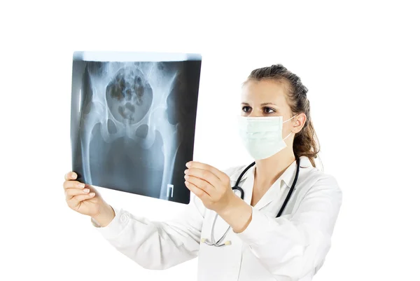 Médico segurando um raio-x — Fotografia de Stock